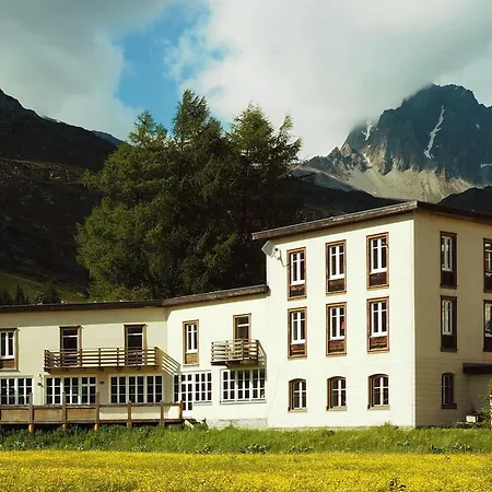 Club House Hotel